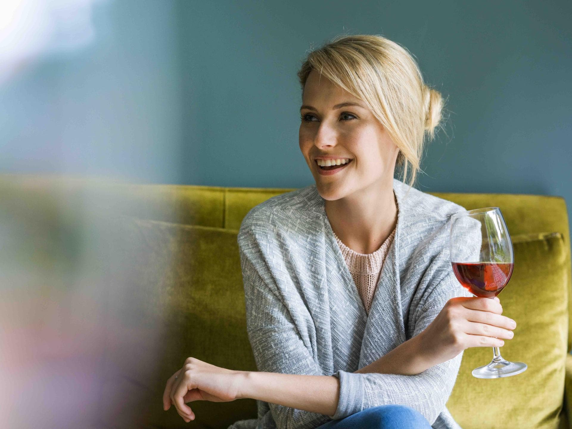 Frau trinkt Rotwein Frau trinkt Rotwein