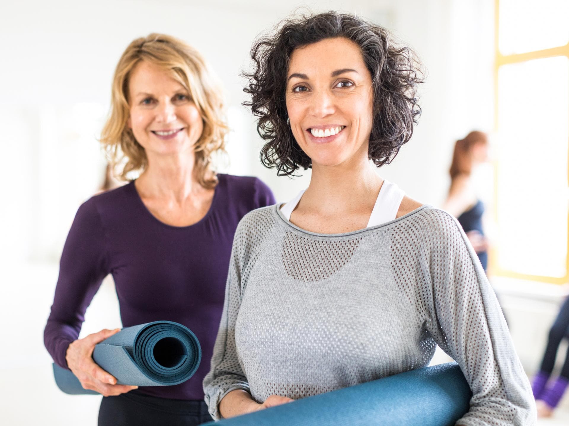 Zwei ältere Frauen mit Sportmatten Zwei ältere Frauen mit Sportmatten