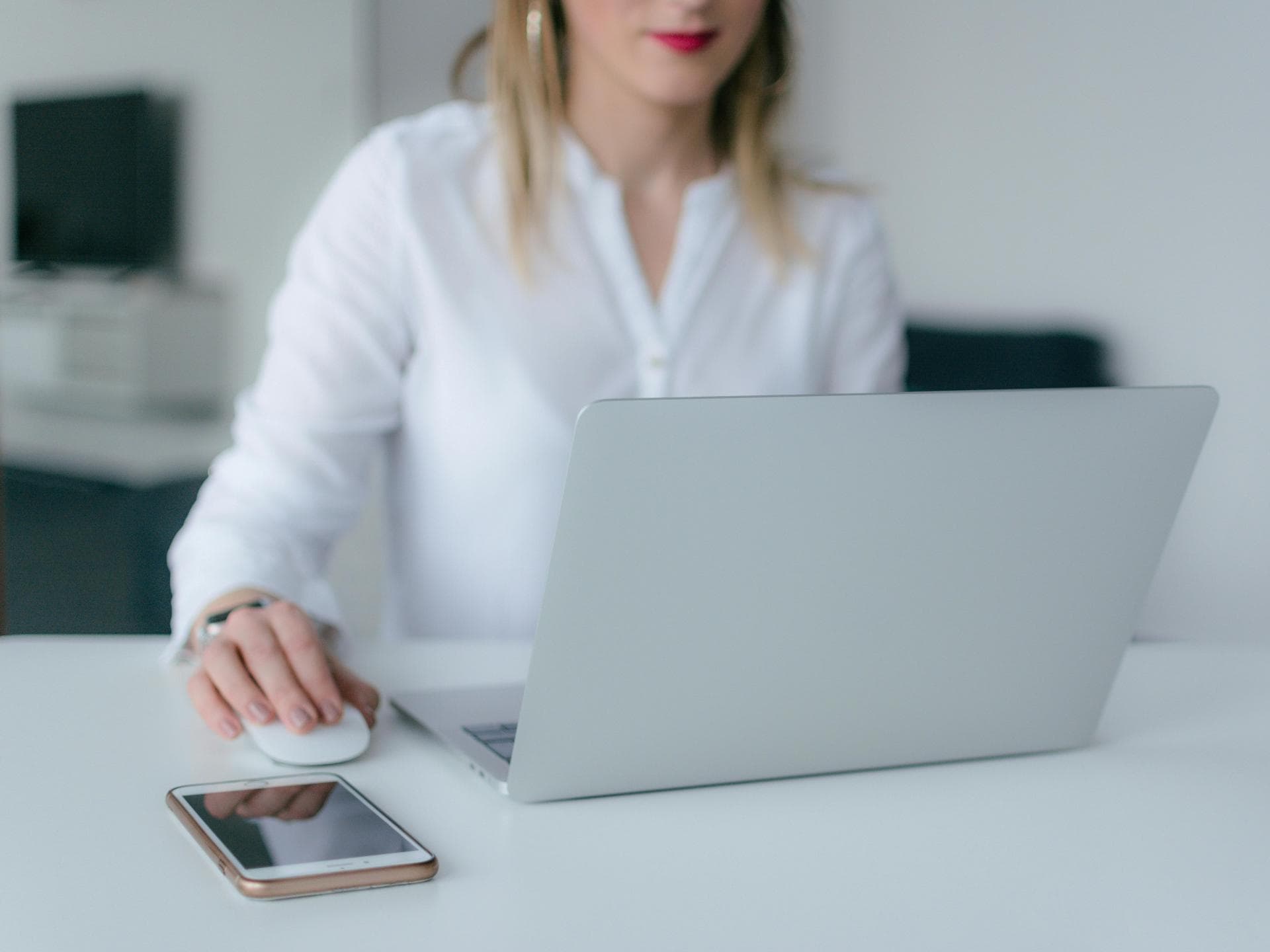 Blonde Frau sitzt am Computer Blonde Frau sitzt am Computer
