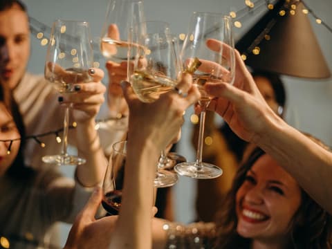 In Deutschland sind etwa 1,9 % der Bevölkerung alkoholabhängig. In Deutschland sind etwa 1,9 % der Bevölkerung alkoholabhängig.