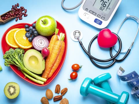 Eine ausgewogene Ernährung mit wenig Salz und gesunden Fetten kann helfen, den Blutdruck zu senken. Eine ausgewogene Ernährung mit wenig Salz und gesunden Fetten kann helfen, den Blutdruck zu senken.