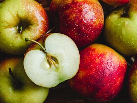 Einige Obstkerne, wie z.B. die Kerne von Äpfeln enthalten geringe Mengen an Cyanid. Einige Obstkerne, wie z.B. die Kerne von Äpfeln enthalten geringe Mengen an Cyanid.