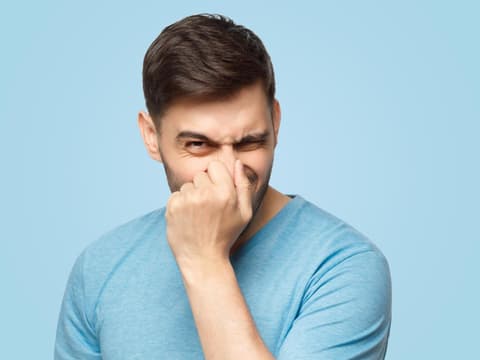 Mangelnde Intimpflege sorgt für üblen Geruch Mann hält sich wegen Gestanks die Nase zu