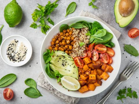 Teller mit veganem Essen Teller mit veganem Essen