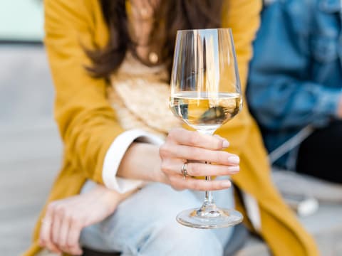 Die Fähigkeit, Alkohol zu vertragen, nimmt mit zunehmendem Alter immer mehr ab. Frau trinkt Wein