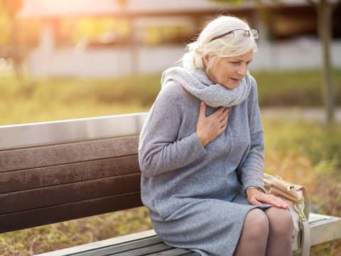 Ein altes Herz kann Probleme verursachen Frau greift sich an schmerzende Brust