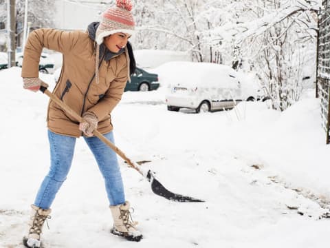 Frau schippt Schnee Frau schippt Schnee