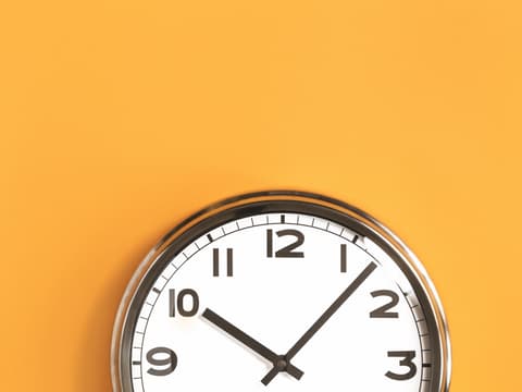 Der Demenz-Uhrentest untersucht die Gedächtnisleistung und Ausführungsplanung. Eine Uhr