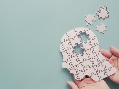 Das Demenzrisiko steigt mit dem Alter Puzzle eines menschlichen Kopfes im Profil mit einigen Teilen, die fehlen