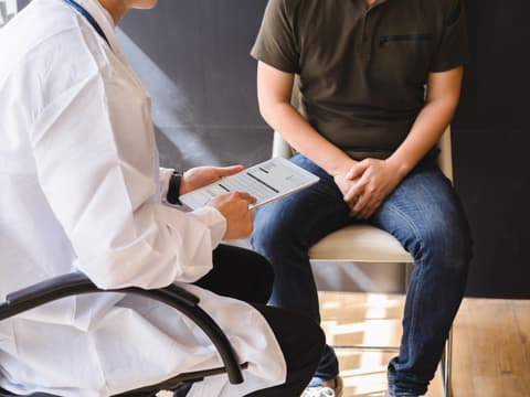 Mann sitzt beim Urologen und bekommt Befund Mann sitzt beim Urologen und bekommt Befund