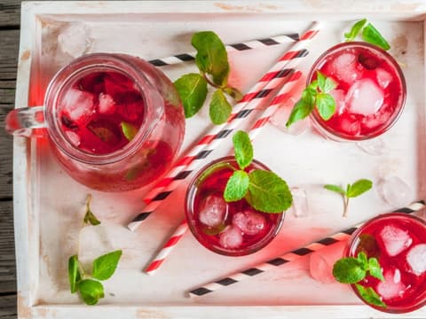 Saft in Gläsern Saft auf einem Tablett