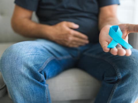 Mann hält Krebsschleife in der Hand Mann hält Krebsschleife in der Hand