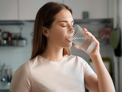 Frau trinkt Wasser Frau trinkt Wasser