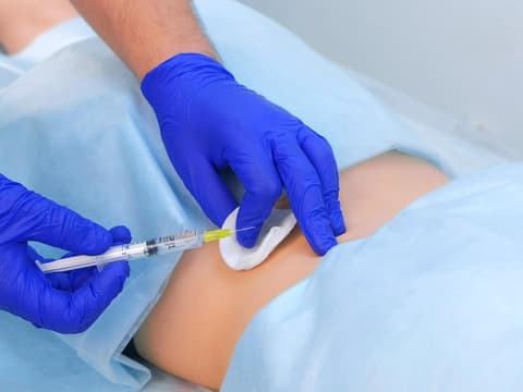 Frau bekommt Abnehmspritze Frau bekommt Abnehmspritze