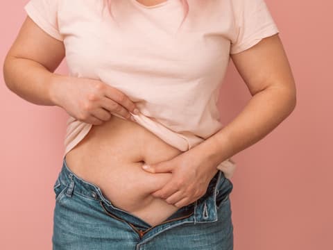 Fett oder Wasserablagerungen am Bauch Fett oder Wasserablagerungen am Bauch