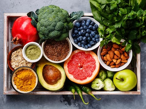 Gesunde Ernährung mit frischen Lebensmitteln