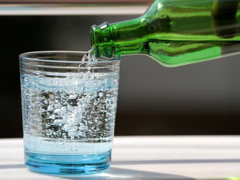 Die deutsche Wassersommelière Fabienne Bogdahn erklärt, wie Mineralwasser zu einem Beauty-Booster, einer Energiequelle und einem bewussten Genussmittel wird. Die deutsche Wassersommelière Fabienne Bogdahn erklärt, wie Mineralwasser zu einem Beauty-Booster, einer Energiequelle und einem bewussten Genussmittel wird.