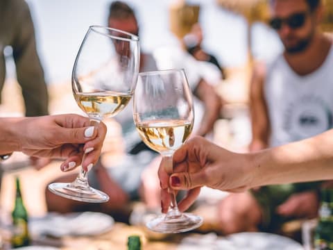 Alkohol ist ein Nervengift, das das Gehirn und das Gedächtnis beeinträchtigen kann. Anstoßen mit zwei Gläsern