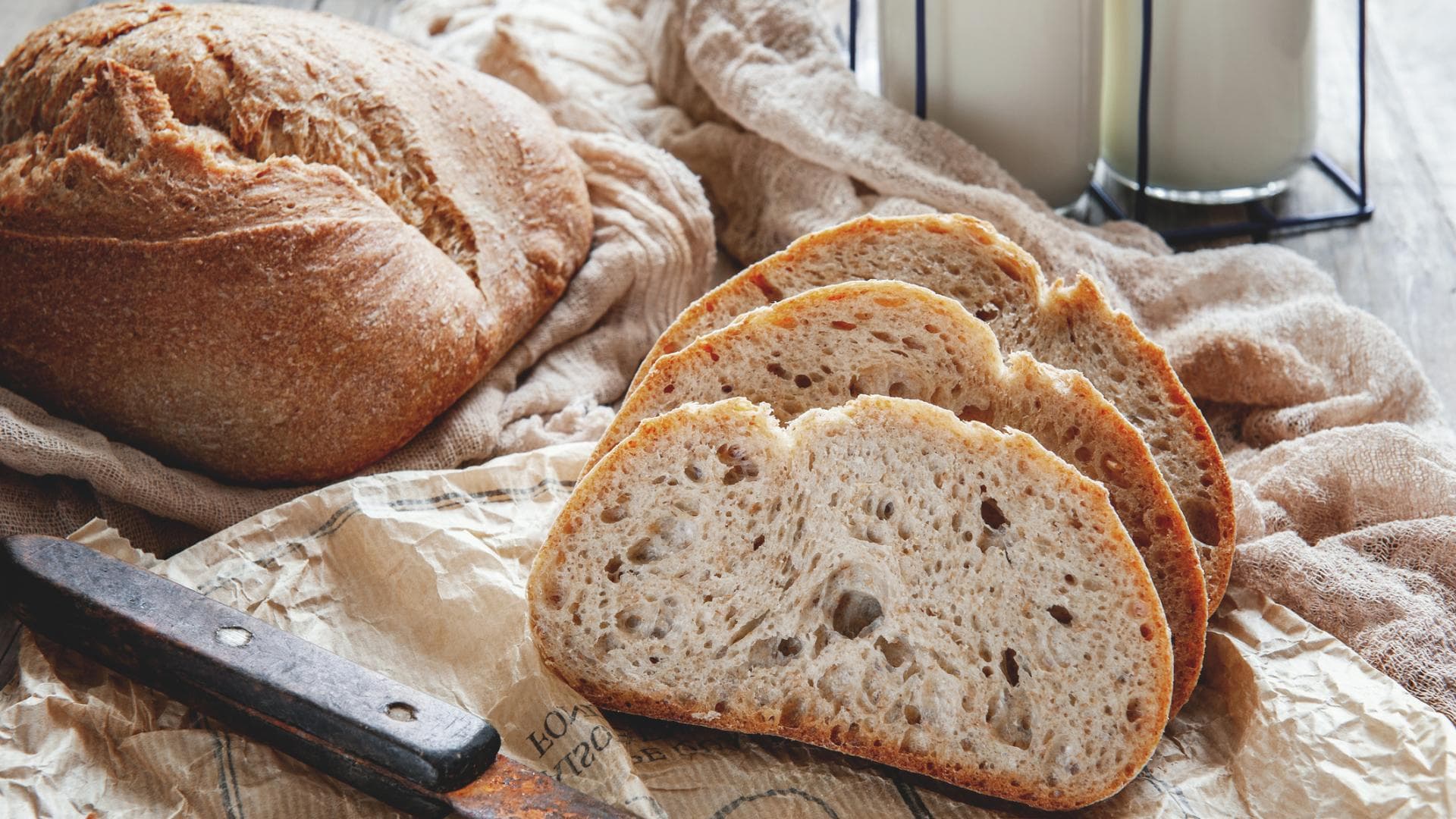 Aufgeschnittenes Sauerteigbrot Aufgeschnittenes Sauerteigbrot